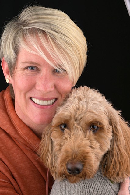smiling lady with veneers 